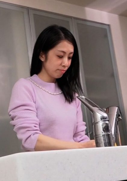 741P013-G03 นักแสดงใหม่ มาโดกะ หญิงที่แต่งงานแล้วซึ่งอาศัยอยู่ในอพาร์ทเมนท์ได้ติดต่อผู้จัดการเมื่อ